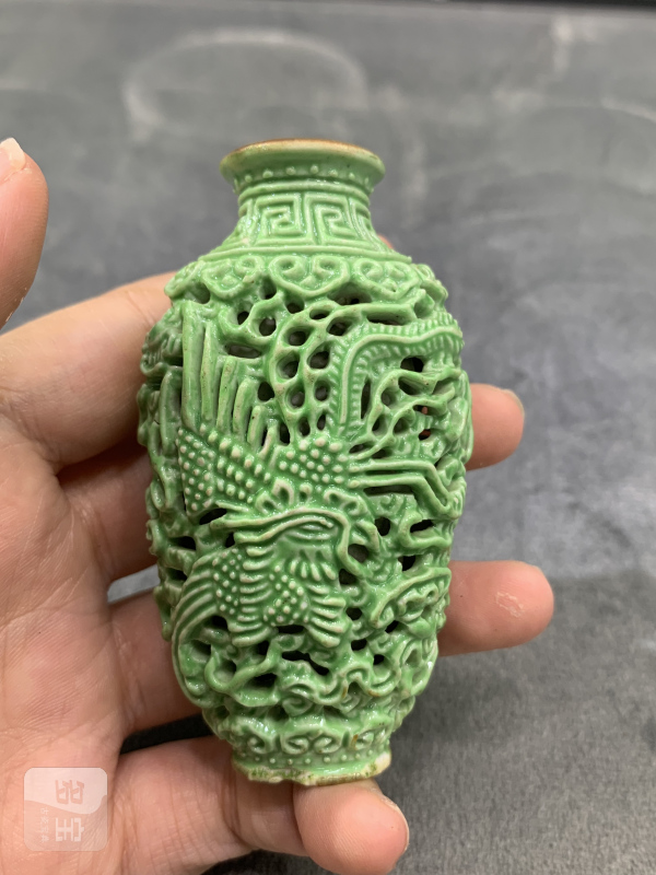 清晚期秋葵绿釉镂雕龙凤纹鼻烟壶 - 图2